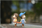 Duolingo speak about the photo: Silent Separation on the Park Bench