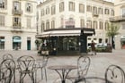 Duolingo speak about the photo: A Café in Stillness